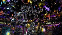 Seorang wanita melihat disko dan bola Natal yang diterangi lampu yang tergantung pada pajangan dekorasi untuk Festival Natal mendatang di pusat perbelanjaan luar ruangan yang populer di Beijing. AP/Andy Wong