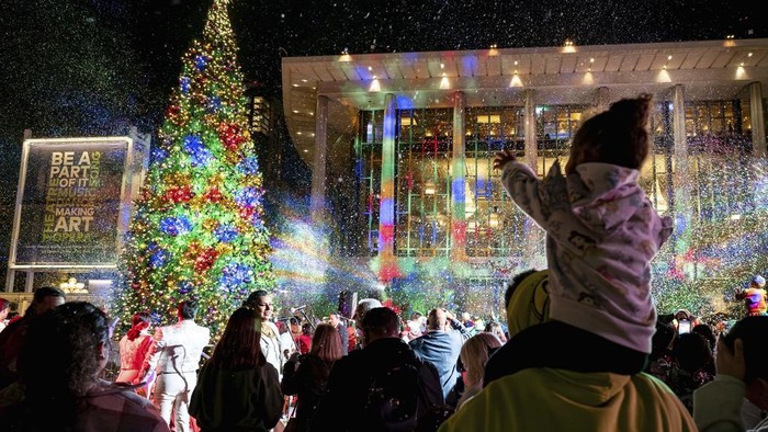 Kelap-kelip Cahaya Warnai Liburan di Berbagai Negara The Los Angeles County Christmas Tree is lit up at the Jerry Moss Plaza at Music Center in Los Angeles, Monday, Dec. 2, 2024. (David Crane/The Orange County Register via AP)