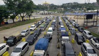 Kendaraan pemudik antre menunggu giliran menaiki kapal di dermaga eksekutif Pelabuhan Bakauheni, Lampung Selatan, Lampung, Senin (23/12/2024). 
