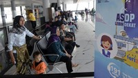 Selain itu, ASDP Bakauheni juga mencatat pemudik pejalan kaki dari Lampung menuju Pulau Jawa sebanyak 11.754 orang dan penumpang dalam kendaraan berjumlah 197.804 orang.