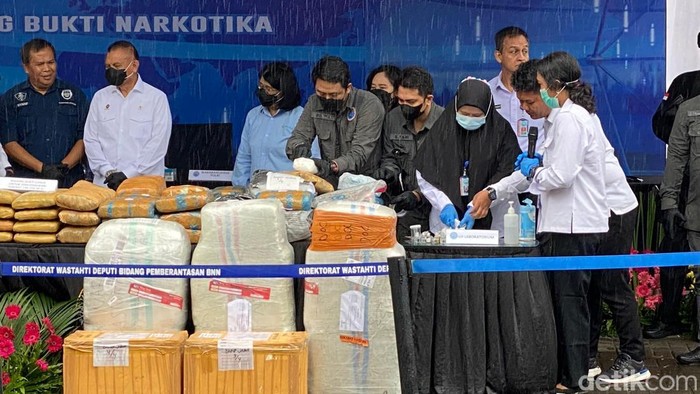 Kepala BNN RI Marthinus Hukom dalam jumpa pers pengungkapan jaringan narkoba.