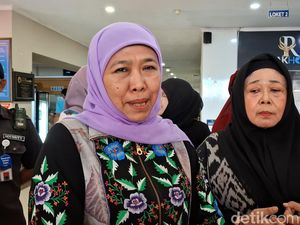 Khofifah Jenguk Korban Kecelakaan di Tol Cipularang