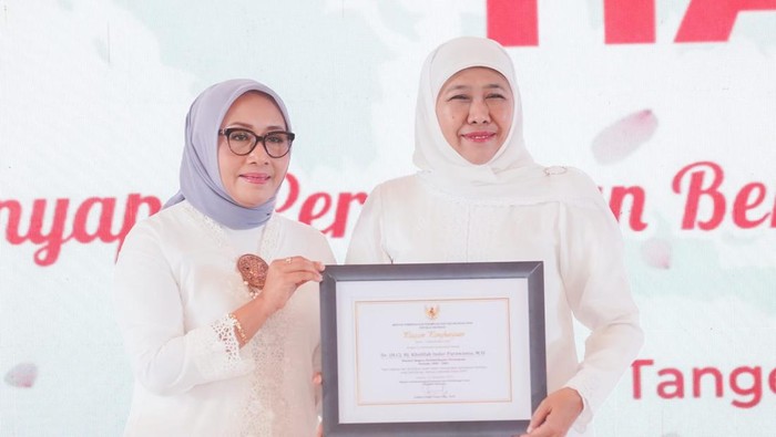 Khofifah menerima penghargaan dari Kemen PPPA
