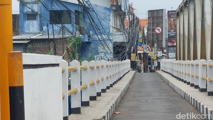 Kondisi kabel yang menjuntai di jembatan Cipager Sumber, Kabupaten Cirebon