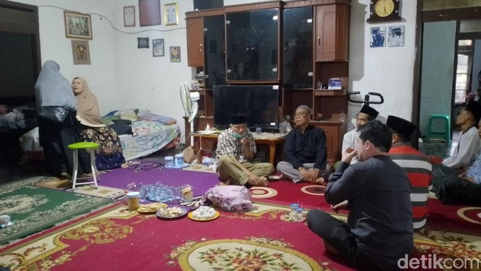 Kondisi rumah orang tua dosen UIN Sunan Gunung Djati, Pepi Siti Paturohmah (49) di Desa Ciluluk, Kecamatan Cikancung, Kabupaten Bandung, Senin (23/12/2024). (Foto: Yuga Hassani/ detikJabar)