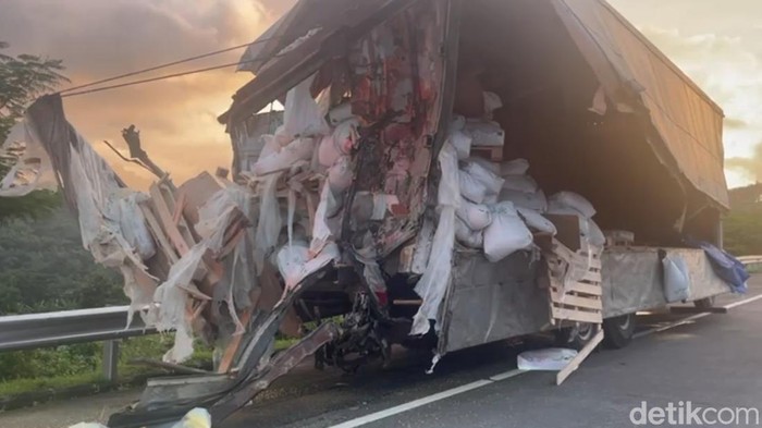 Kondisi truk muat pakan ternak yang tak kuat nanjak hingga mundur tak terkendali ditabrak bus rombongan pelajar SMP Bogor di Tol Pandaan-Malang.