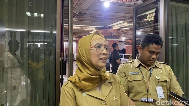 Koordinator Pemberdayaan Masyarakat, Keluarga Berencana, Kepemudaan dan Olahraga, Biro Kesra Setda Provinsi Jateng, Woro Boedisayekti saat audiensi dengan emilik sanggar dan Asosiasi Pengusaha Mikro Kevil Menengah Mandiri Indonesia (APMIKIMMDO) di Kantor Gubernur Jateng, Kecamatan Semarang Selatan, Senin (23/12/2024).