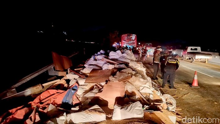 Laka Bus vs truk di KM 77 Pandaan-Malang