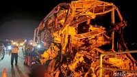 Bagian depan bus nampak rusak setelah terlibat kecelakaan dengan truk di Km 77 ruas tol Pandaan-Malang arah Surabaya.