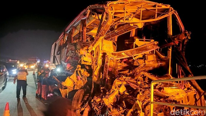Laka Bus vs truk di KM 77 Pandaan-Malang Laka Bus vs truk di KM 77 Pandaan-Malang