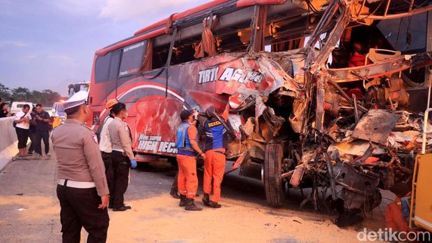 Laka Bus Vs Truk di Tol Pandaan-Malang KM 77