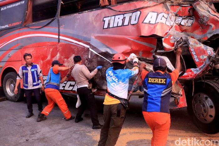 Laka Bus Vs Truk di Tol Pandaan-Malang KM 77