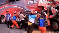 Petugas gabungan melakukan evakuasi bus pariwisita yang terlibat kecelakaan di Tol Pandaan-Malang.