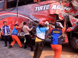 Bus Angkut 52 Siswa SMP Kecelakaan di Tol Pandaan-Malang, 4 Tewas