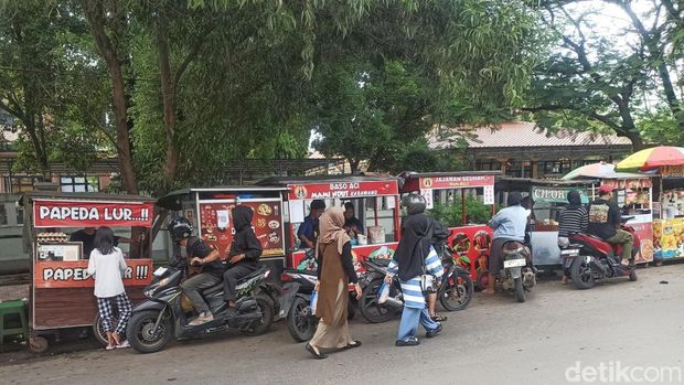 Lokasi jajanan di Lapangan Karangpawitan Karawang.