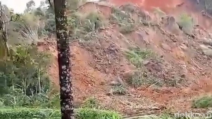 Longsor bukit garu Sukabumi