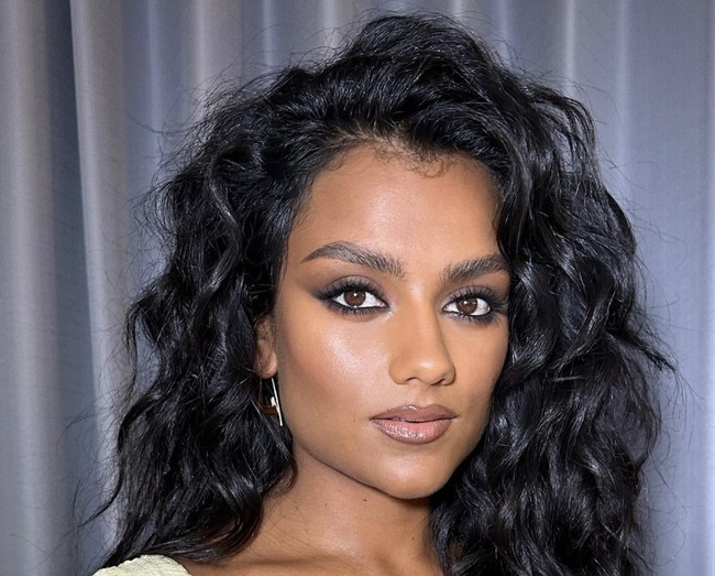 Smoked Out Eyes  Jika kamu menginginkan tampilan mata smoky yang seksi, inspirasi dari makeup artist Nikki Wolff adalah pilihan tepat. Gunakan eyeshadow hitam atau cokelat gelap yang di-blend dengan halus, tambahkan alis yang fluffy dan terangkat, serta lengkapi dengan lipstik glossy berwarna natural. Kombinasi ini menciptakan keseimbangan sempurna antara dramatis dan elegan. Foto: dok. Instagram @ @nikki_makeup