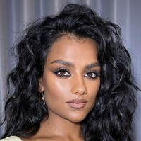 Smoked Out Eyes  Jika kamu menginginkan tampilan mata smoky yang seksi, inspirasi dari makeup artist Nikki Wolff adalah pilihan tepat. Gunakan eyeshadow hitam atau cokelat gelap yang di-blend dengan halus, tambahkan alis yang fluffy dan terangkat, serta lengkapi dengan lipstik glossy berwarna natural. Kombinasi ini menciptakan keseimbangan sempurna antara dramatis dan elegan. Foto: dok. Instagram @ @nikki_makeup