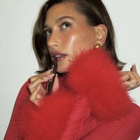 Glossy and Glowy  Siapa yang tidak ingin kulit terlihat sehat dan glowing sepanjang waktu? Ambil inspirasi dari Hailey Bieber dengan tampilan glazed skin. Untuk Natal, gunakan lip tint espresso sheer (kecoklatan) yang memberikan sentuhan hangat, serta blush on cair warna plum pada pipi untuk kesan segar dan bercahaya. Foto: dok. Instagram maryphillips