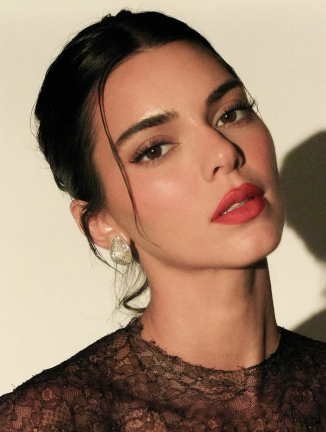 Red Lips  Bibir merah merupakan makeup klasik yang tak pernah salah. Pilih lipstik merah dengan tekstur satin atau matte yang sesuai dengan warna kulit. Untuk melengkapi tampilan ini, gunakan makeup mata yang minimalis seperti eyeliner tipis dan maskara, sehingga fokus tetap pada bibir saja. Foto: dok. Instagram maryphillips