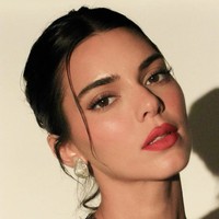 Red Lips  Bibir merah merupakan makeup klasik yang tak pernah salah. Pilih lipstik merah dengan tekstur satin atau matte yang sesuai dengan warna kulit. Untuk melengkapi tampilan ini, gunakan makeup mata yang minimalis seperti eyeliner tipis dan maskara, sehingga fokus tetap pada bibir saja. Foto: dok. Instagram maryphillips