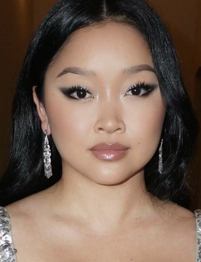 Silver Sparkle Berikan sentuhan kilau pada smoky eyes dengan glitter silver di sudut dalam mata dan sepanjang garis bulu mata. Teknik ini akan membuat tampilan mata terlihat lebih hidup dan berkilau.