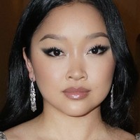 Silver Sparkle Berikan sentuhan kilau pada smoky eyes dengan glitter silver di sudut dalam mata dan sepanjang garis bulu mata. Teknik ini akan membuat tampilan mata terlihat lebih hidup dan berkilau.