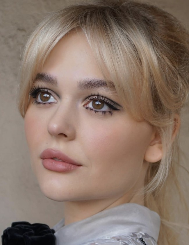 Dolly Eyes Ciptakan tampilan mata boneka yang playful dengan graphic eyeliner dan bulu mata palsu bagian bawah. Teknik ini memberikan kesan mata yang besar dan ekspresif, membuat penampilan terlihat seperti karakter dongeng. Foto: dok. Instagram @melissa.hernandez