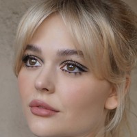 Dolly Eyes Ciptakan tampilan mata boneka yang playful dengan graphic eyeliner dan bulu mata palsu bagian bawah. Teknik ini memberikan kesan mata yang besar dan ekspresif, membuat penampilan terlihat seperti karakter dongeng. Foto: dok. Instagram @melissa.hernandez