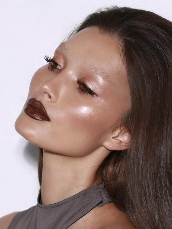 Pearl Skin Tampilan kulit seperti mutiara dapat kamu ciptakan dengan menggunakan highlighter yang menyatu sempurna pada kulit. Tambahkan lipstik cokelat tua untuk menciptakan kontras yang mewah. Hasilnya adalah tampilan glowing yang elegan, cocok untuk pesta malam Natal. Foto: dok. Instagram @@nikki_makeup