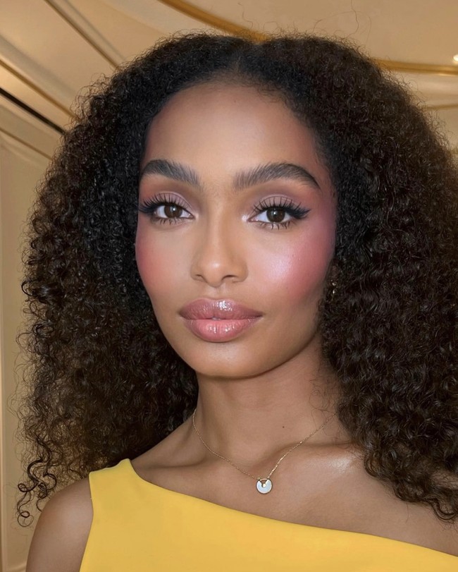 Pink on PinkCiptakan tampilan yang segar dan romantis dengan palet serba pink. Gunakan eyeshadow pink lembut pada kelopak mata, tambahkan blush on berwarna senada untuk pipi yang merona alami, dan akhiri dengan lip gloss pink nude. Sentuhan serba pink ini memberikan nuansa feminin yang manis, cocok untuk suasana Natal yang hangat. Foto: dok. Instagram @ @nikki_makeup