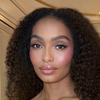 Pink on PinkCiptakan tampilan yang segar dan romantis dengan palet serba pink. Gunakan eyeshadow pink lembut pada kelopak mata, tambahkan blush on berwarna senada untuk pipi yang merona alami, dan akhiri dengan lip gloss pink nude. Sentuhan serba pink ini memberikan nuansa feminin yang manis, cocok untuk suasana Natal yang hangat. Foto: dok. Instagram @ @nikki_makeup