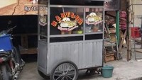 Memangkal di area depan warung kelontong Jalan Letnan Arsyad, Bekasi Selatan, ada Maklor Agus Aja yang siap diborong. Harga jajanannya dipatok Rp 5.000an saja untuk porsi orang dewasa. Foto: Istimewa