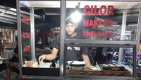 Kedai Maknyoss menjadi destinasi jajanan cilor, maklor, dan telur gulung di Bekasi seharga Rp 5.000an. Lokasinya berasa di Jalan Raya Serang-Setu, Cikarang Selatan. Foto: Istimewa