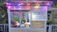 Maklor Mamah Kirana yang berada di Perumahan Cikarang Utama Residence Blok B9 No.9, Jayasampurna, Bekasi tawarkan kudapan merakyat. Harga maklor maupin cilor yang dijajakannya bisa dibeli Rp 5.000an saja. Foto: Istimewa
