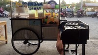 Berjualan di area kulineran sore hari menjadi trik Machilor laris manis diburu pelanggan. Ia yang menjual maklor hanya Rp 5.000an berada di Jalan Perumahan Sudirman Indah, Tigaraksa, Tangerang. Foto: Istimewa