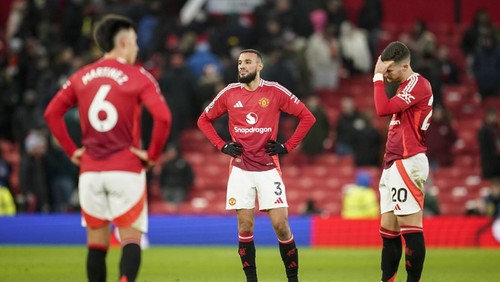 Manchester United players are dejected at the end of the English Premier League soccer match between Manchester United and Bournemouth at the Old Trafford stadium in Manchester, England, Sunday, Dec. 22, 2024. (AP Photo/Dave Thompson)