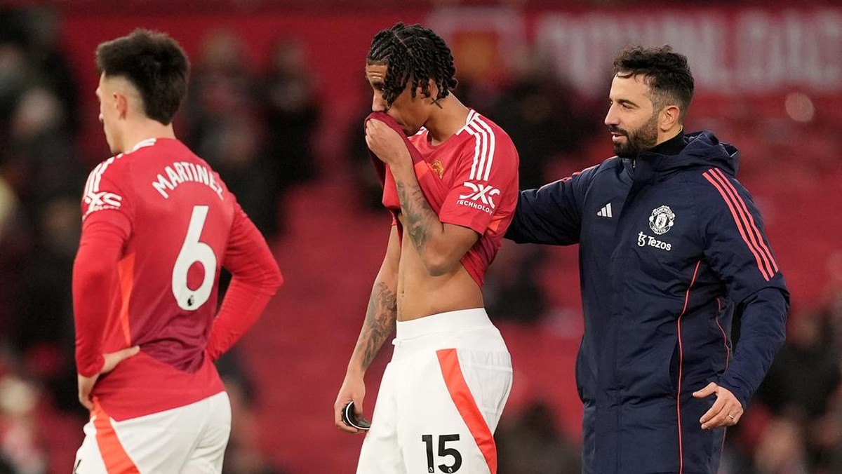 Leny Yoro mengungkap rahasia tampil moncer di Manchester United. (Foto: PA Images via Getty Images/Martin Rickett - PA Images)