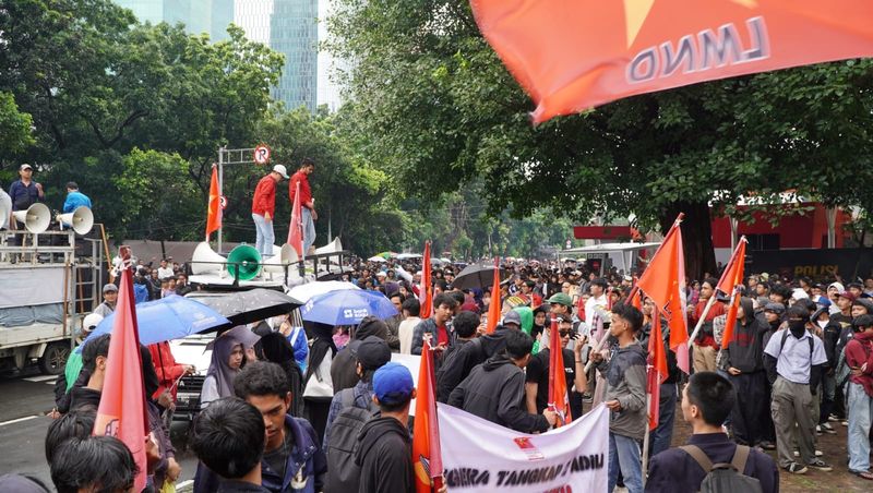 Massa LMND demo di depan KPK dengan tuntutan tangkap dan adili buronan Harun Masiku, Senin (23/12/2024).
