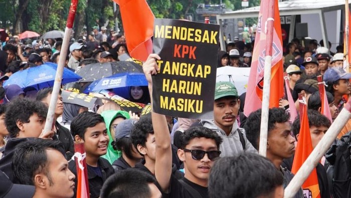 Massa LMND demo di depan KPK dengan tuntutan tangkap dan adili buronan Harun Masiku, Senin (23/12/2024).