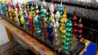 Manik-manik yang sudah selesai dibuat dan diberi warna, menunggu kering untuk selanjutnya dirakit menjadi ornamen.