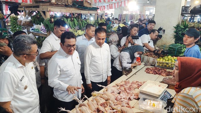 Menteri Perdagangan saat mengecek harga pangan di Pasar Padalarang
