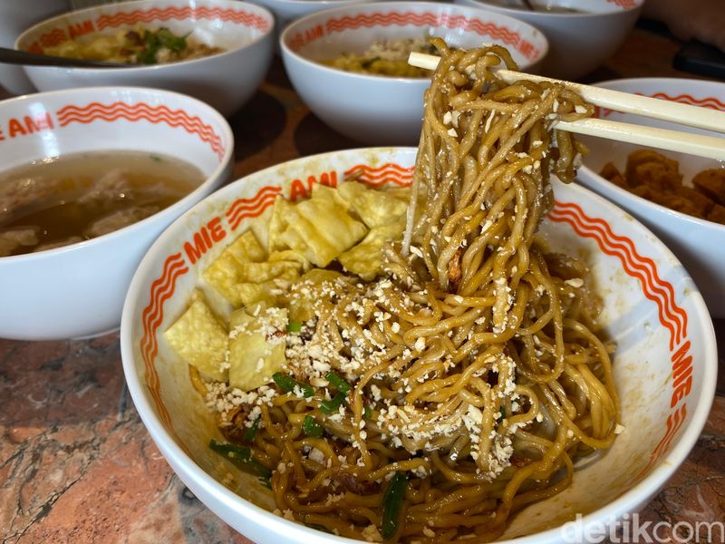 Mie Ami sajikan yamien ala Bandung dan bakso
