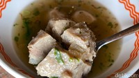 Selain bakso cincang, kami juga mencicipi seporsi yamien dengan bakso urat. Bakso uratnya sangat enak dengan potongan urat yang tercampur ke seluruh permukaan bakso. Foto: detikFood/Yenny Mustika Sari