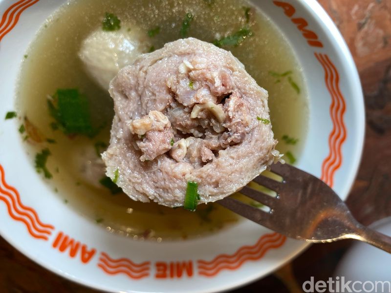 Mie Ami sajikan yamien ala Bandung dan bakso