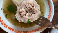 Bakso cincangnya justru yang menggugah selera. Terasa daging sapinya dan isian cincang dagingnya juga melimpah. Kuah kaldunya juga terasa sedap, enak jika dipadukan dengan bihun atau kwetiau. Foto: detikFood/Yenny Mustika Sari