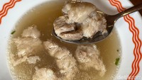 Untungnya, kami cukup puas dengan tetelan yang disajikan. Meskipun isinya terbilang sedikit dan banyak potongan lemak. Foto: detikFood/Yenny Mustika Sari