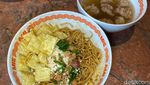 Begini Rasa Yamien Topping Tetelan di Resto Nikita Mirzani