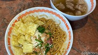Begini tampilan dari menu Nikis Favorite. Berupa yamien manis ala Bandung yang disajikan dengan serbuk ayam, pangsit goreng, dan ada tetelan sapi terpisah. Foto: detikFood/Yenny Mustika Sari