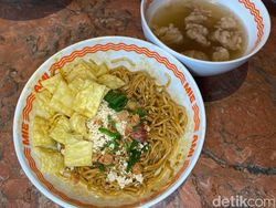 Begini Rasa Yamien Topping Tetelan di Resto Nikita Mirzani
